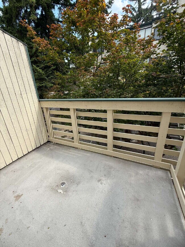 Building Photo - Fully Remodeled Bellevue Condo Available Now!