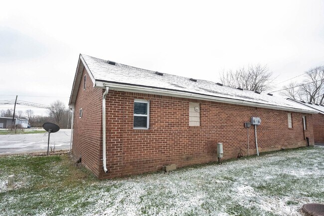 Building Photo - "Cozy 1-Bedroom Retreat: Perfectly Located Gem in Greenfield, IN!"