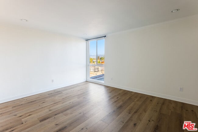 Building Photo - 5454 Zelzah Ave