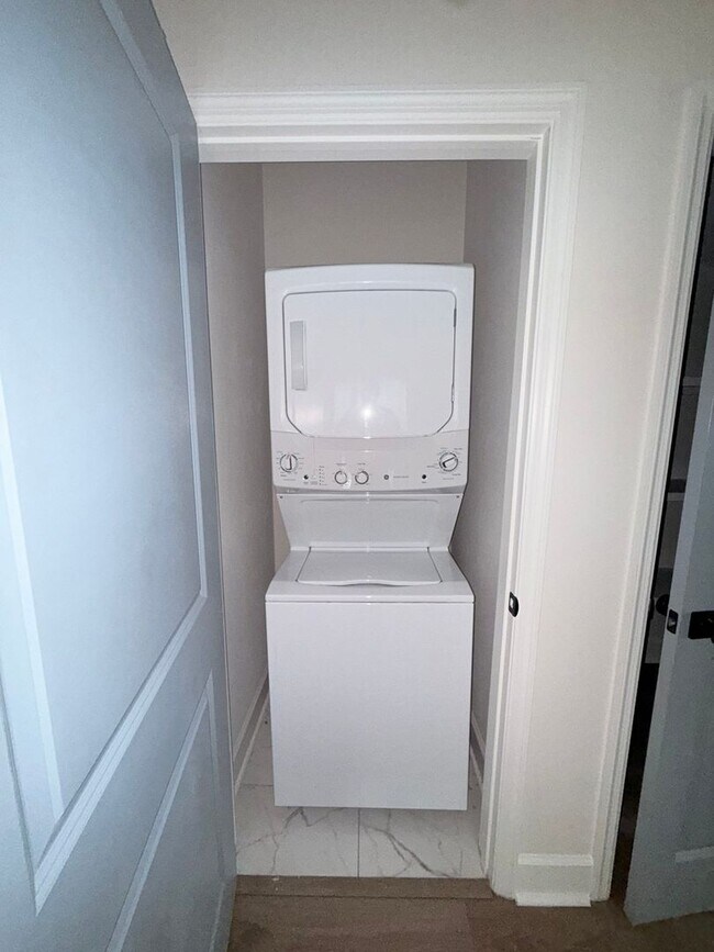 Building Photo - 1325 N Bronough St