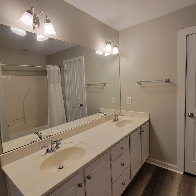 Building Photo - 1111 Surrey Ln