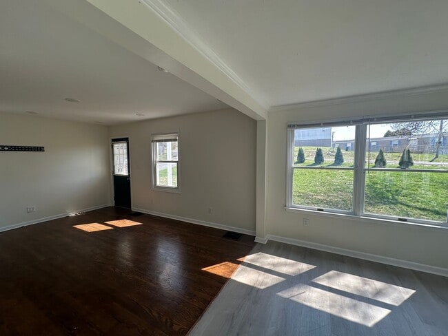 Building Photo - 4 Bedroom 2 Bath House