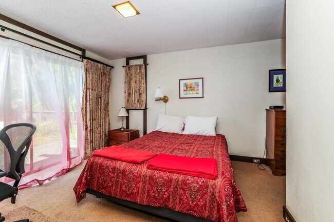 Building Photo - Fully Furnished Lower Unit In Berkeley!