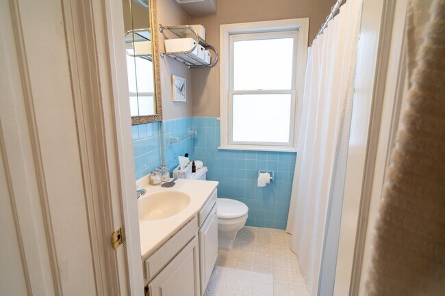 Building Photo - 2917 Hampshire Ave S