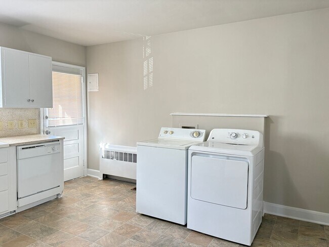 Building Photo - 2 Bedroom, 1 Bathroom Apartment in Greensboro!