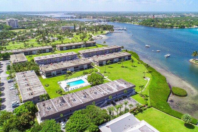 Building Photo - 755 Saturn St