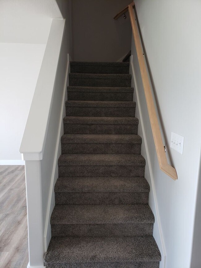 Building Photo - Rare 4-Bed Springville Townhome w/ 2-Car Garage — December FREE