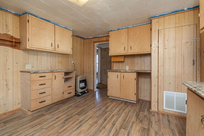 Building Photo - 2 Bedroom | 1 Bathroom | With a Large Deta...