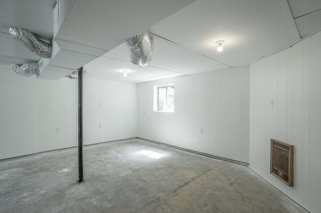 Building Photo - Spacious House in Hixson