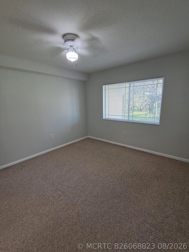 Building Photo - 161 SW Palm Dr