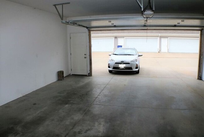 Building Photo - $1,675 | 3 Bedroom, 3 Bathroom TOWN HOME | PET Friendly* | Sublease* | Available for April 22nd, ...