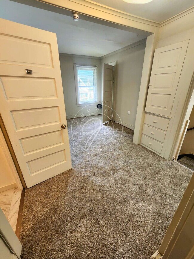 Building Photo - Spacious 3-Bedroom Home with Bonus Room and 1.5 Baths