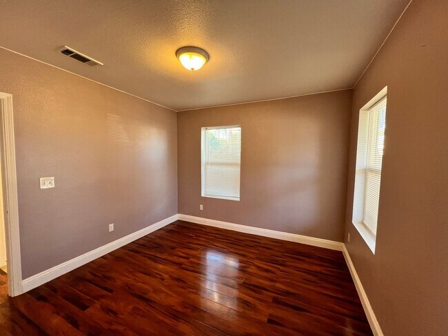 Building Photo - PRE LEASE TODAY!! Remodeled 2 bed, 2 bath unit in Midtown