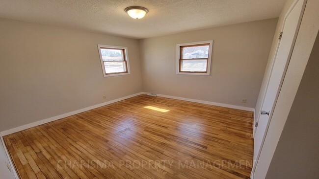 Building Photo - Newly Updated 2 Bedroom, 1.5 Bath House, C...