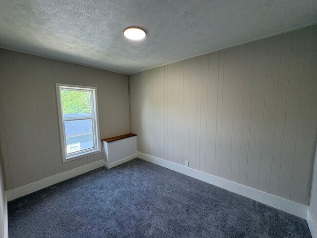 Building Photo - Three bedroom 1 1/2 bathroom single family home for rent