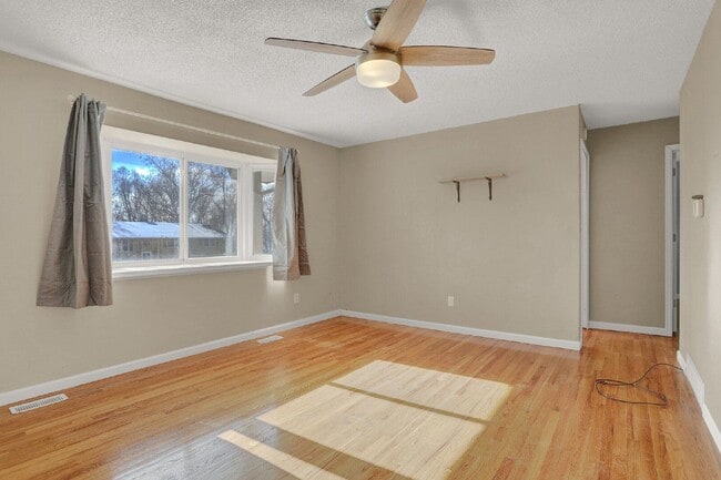 Building Photo - 512 Squire St