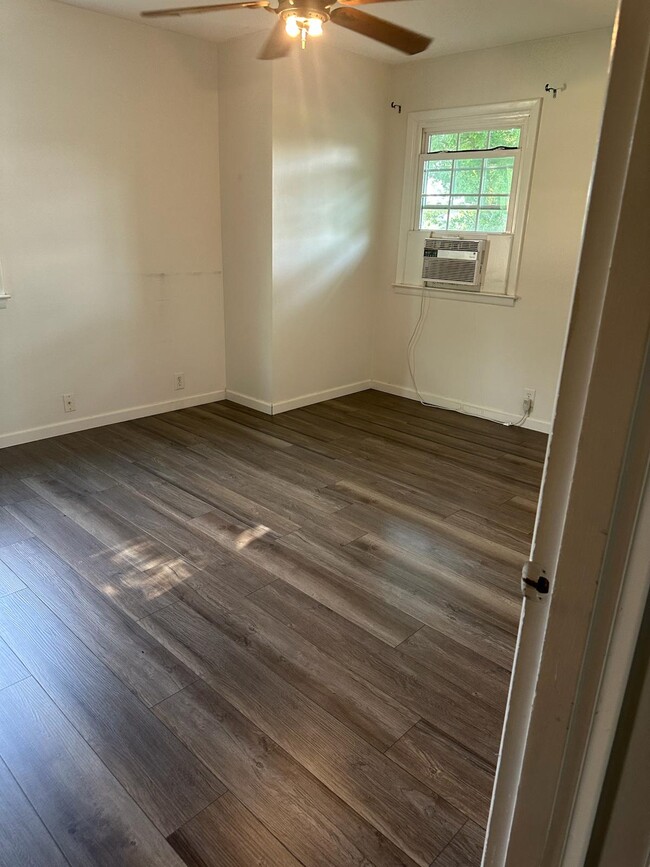 Building Photo - 4305 E Maple Manor Pkwy