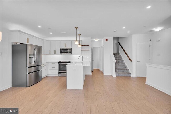 Building Photo - 904 Riverplace Dr