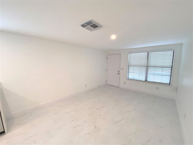 Building Photo - ** TREETOPS OF NAPLES ** 1 BED / 1 BATH **...