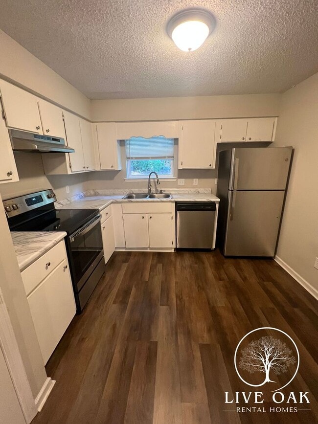 Building Photo - SUMMER MOVE-IN SPECIAL: $500 OFF 1st MONTH...