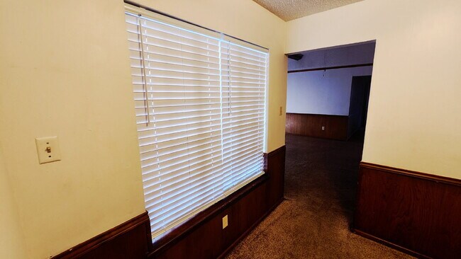 Building Photo - Centrally Located/ Convenient to Major Tho...