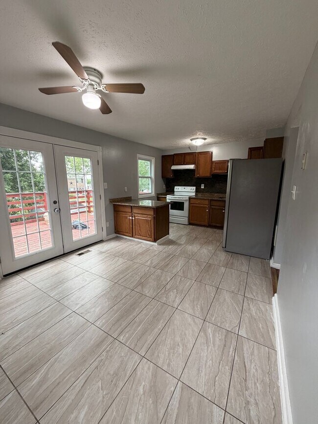 Building Photo - Beautiful 3 bed 2.5 Br Townhome Coming Soon