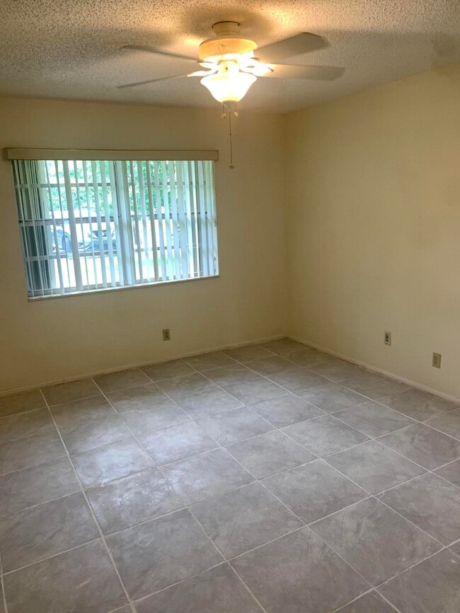 Building Photo - 220 Lake Constance Dr