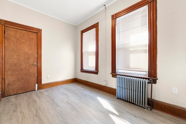 Building Photo - 32 Pearsall Ave