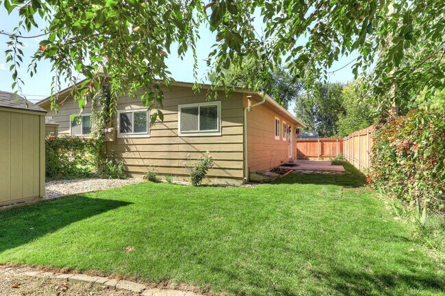 Building Photo - Beautifully Renovated 2 Bed, 1 Bath Townhouse – Available July 1st!