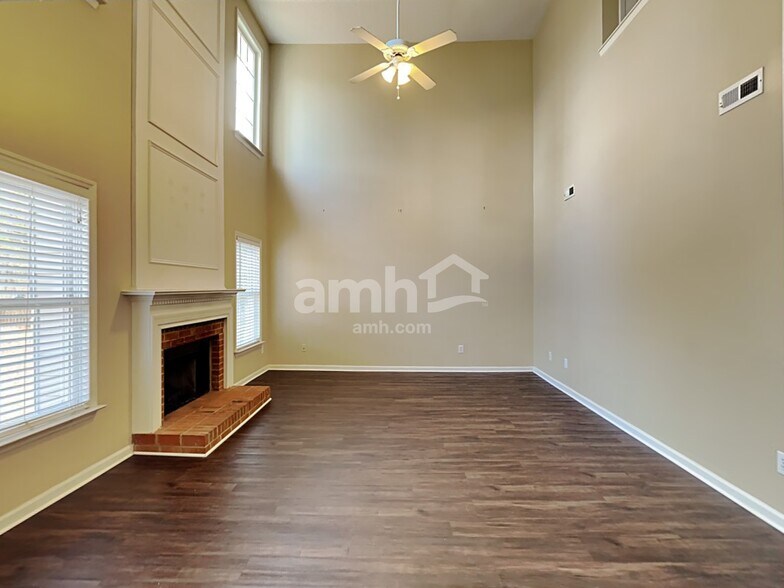 Building Photo - 601 Crossing Dr