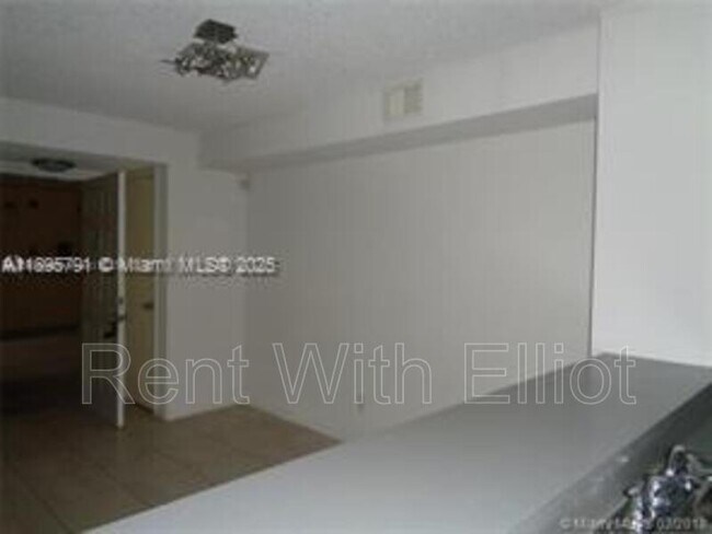 Building Photo - 650 S Park Rd