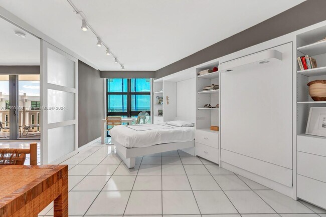 Building Photo - 1121 Crandon Blvd