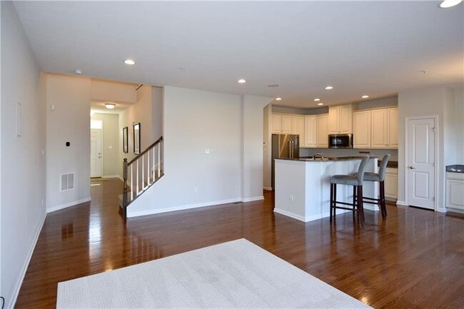 Building Photo - 616 Edison Dr