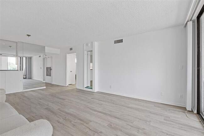 Building Photo - 2621 Cove Cay Dr
