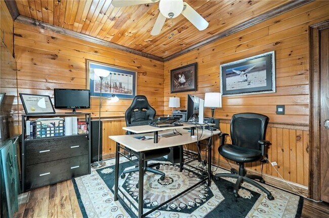 Building Photo - 5281 Laurel Ln