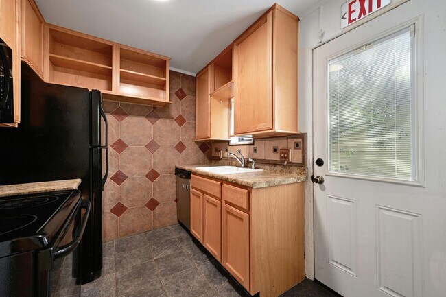 Building Photo - 2829 San Gabriel St