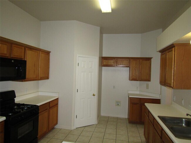 Building Photo - 122 Little Lake Rd