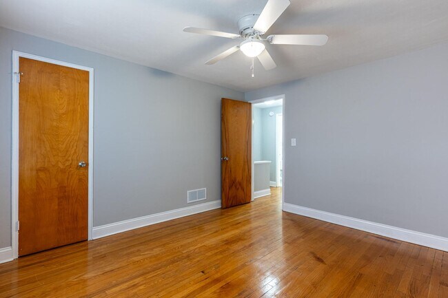 Building Photo - ???Winter is here - stop scraping ice!??? - 2BR/1BA Townhome with Attached Garage and W/D Hookups