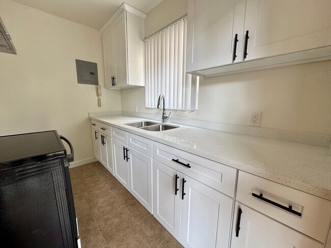 Building Photo - Great Santa Monica Location! Walking Dista...