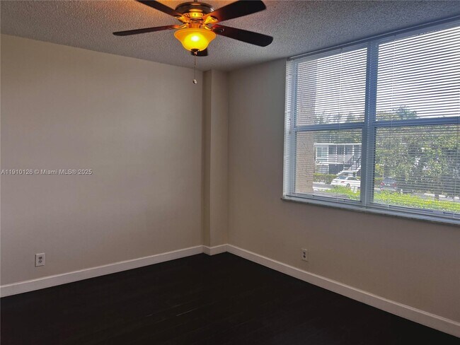 Building Photo - 1050 SE 15th St