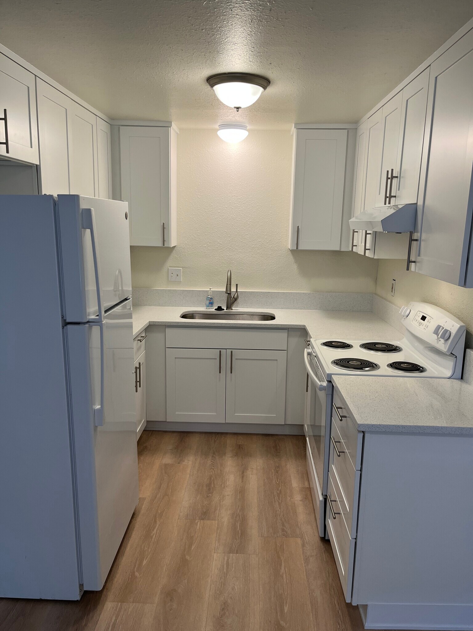 Building Photo - 415 SE Lacreole Dr