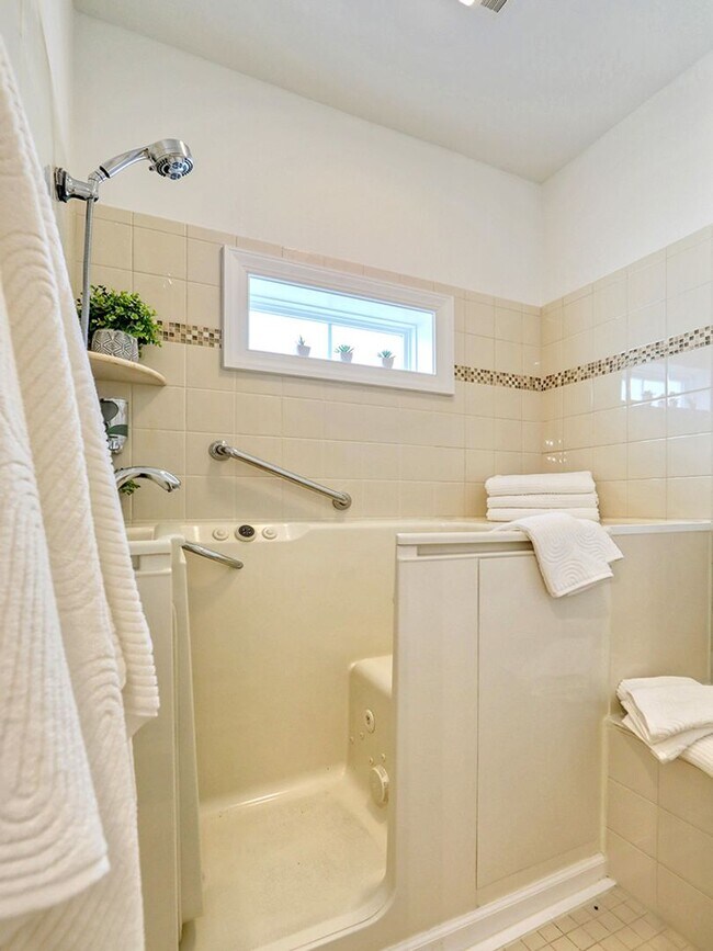Building Photo - Spacious 3BR / 3.5BA Single family home • 2,500 Sq Ft • Baywood