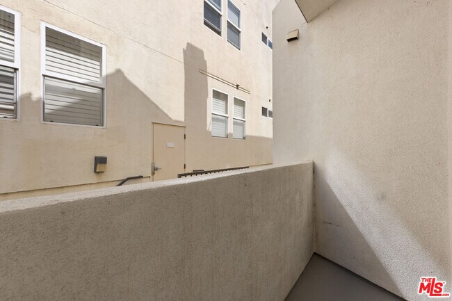 Building Photo - 10627 Moorpark St