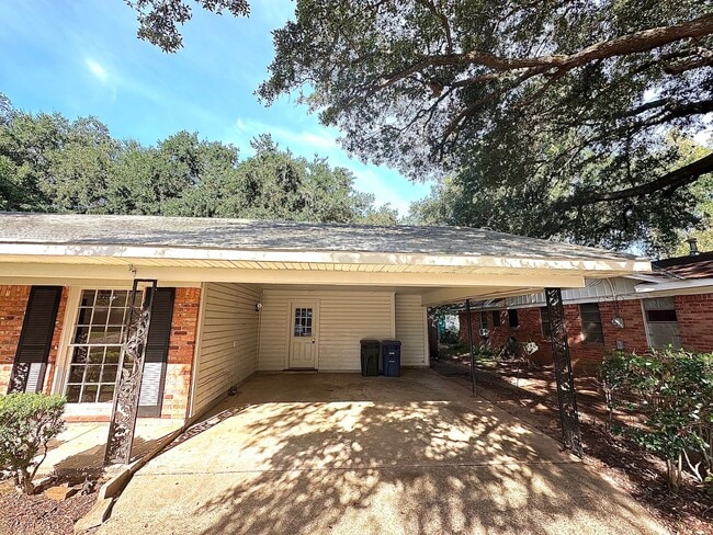 Building Photo - 2046 Shadywood Ln