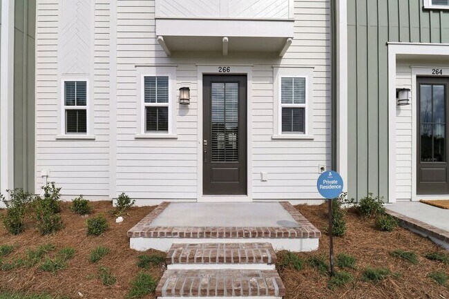 Primary Photo - 266 Symphony Ave