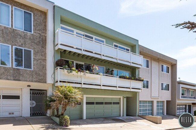 Building Photo - Mid-Century Gem with Iconic Views in Coron...