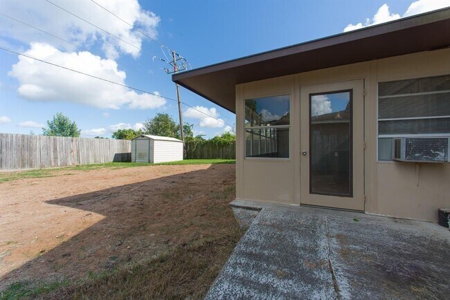 Building Photo - 16031 Windom Dr