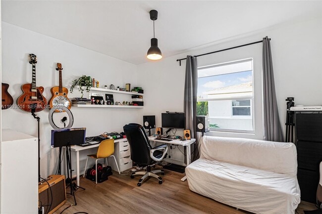 Building Photo - 476 NE 5th St