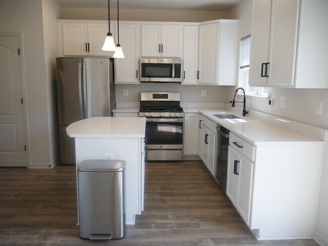 Building Photo - 2517 Drake Ln
