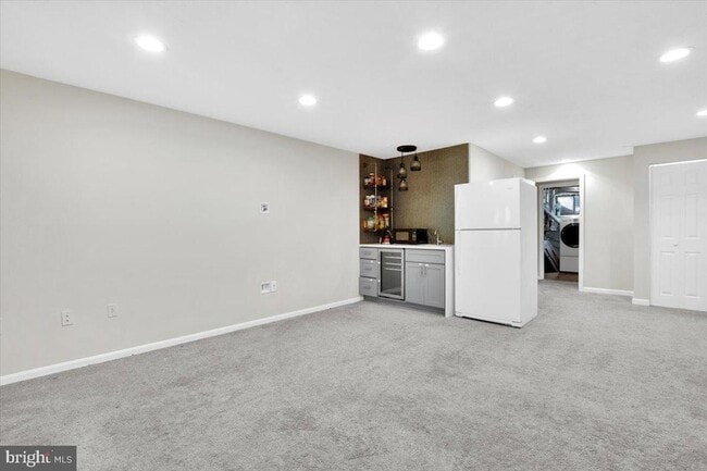 Building Photo - 8605 Western Oak Dr